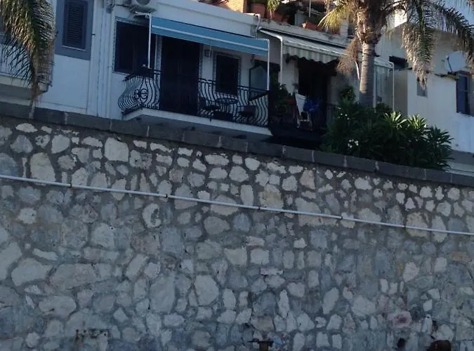 Semesterbostad Casa Nicole Fronte Mare